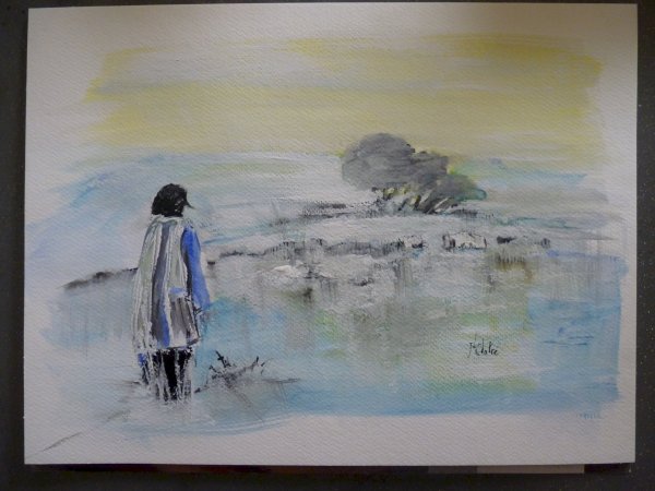 Emmitouflée devant une campagne givrée